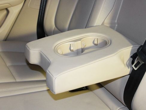 Used 2025 Porsche Macan w/ Premium Package Plus image 37