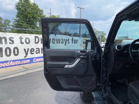 Used 2013 Jeep Wrangler Unlimited Sahara w/ Dual Top Group AWD/4WD image 12