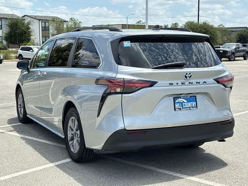 Used 2021 Toyota Sienna LE w/ LE Plus Package FWD image 4