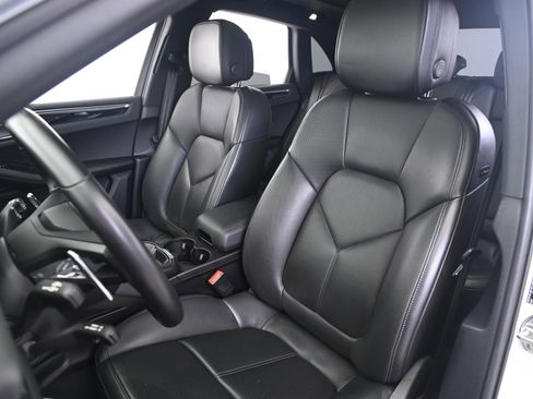 Certified 2022 Porsche Macan AWD/4WD image 30