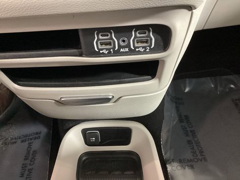 Used 2023 Chrysler Pacifica Touring-L image 32