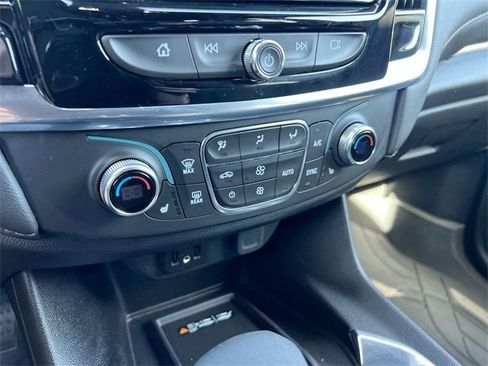Used 2023 Chevrolet Traverse LT w/ Rear Camera Mirror Package image 11