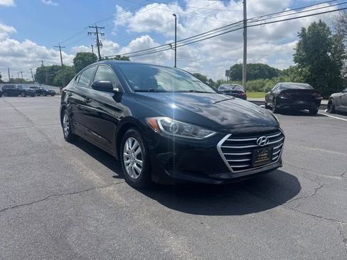 Used 2017 Hyundai Elantra SE w/ Cargo Package FWD image 4
