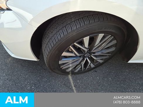 Used 2025 Nissan Altima 2.5 SV FWD image 2