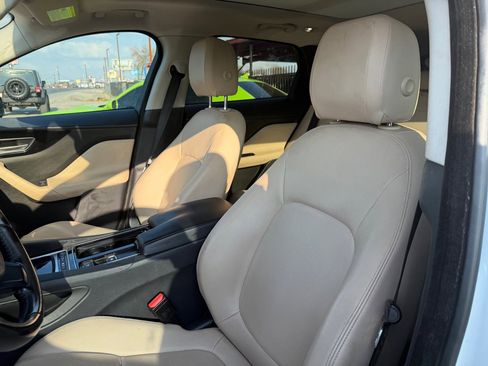 Used 2018 Jaguar F-PACE image 33