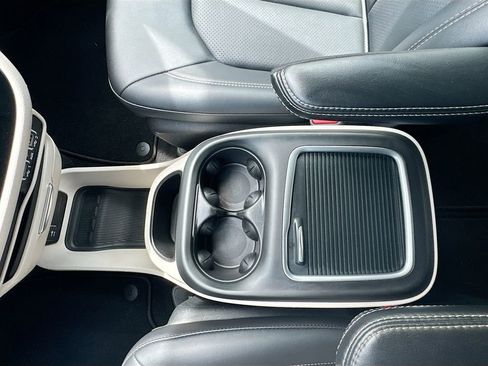 Used 2024 Chrysler Pacifica Touring-L image 27