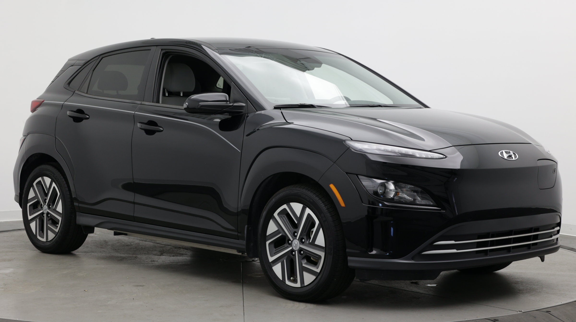 Used 2023 Hyundai Kona SE FWD image 3