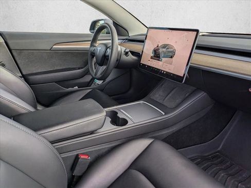 Used 2023 Tesla Model 3 Standard Range image 18