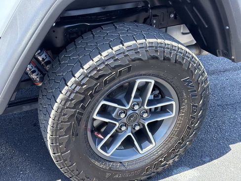 Used 2024 Jeep Gladiator Mojave w/ Technology Group AWD/4WD image 11