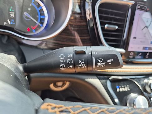 Used 2023 Chrysler Pacifica Pinnacle image 37