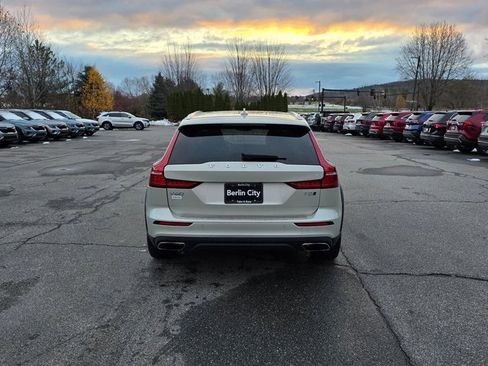 Used 2020 Volvo V60 T5 Cross Country image 7