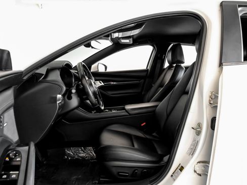 Used 2019 MAZDA MAZDA3 Hatchback w/ Preferred Package FWD image 3