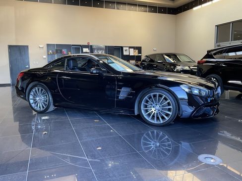 Used 2017 Mercedes-Benz SL 550 image 4
