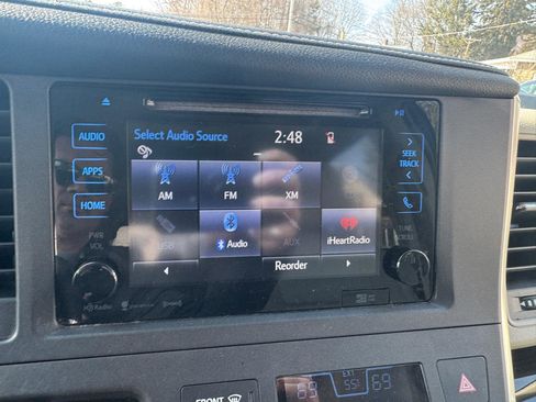 Used 2017 Toyota Sienna XLE image 26