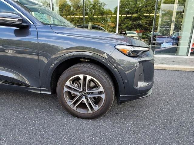 Certified 2025 Audi Q5 Premium AWD/4WD image 3