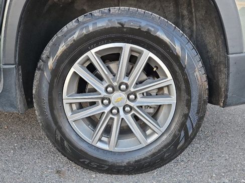 Used 2022 Chevrolet Traverse LT image 25