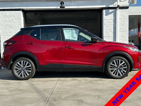 Used 2023 Nissan Kicks SV image 3