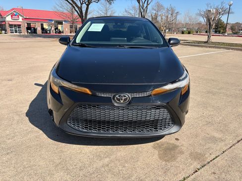 Used 2020 Toyota Corolla LE image 2