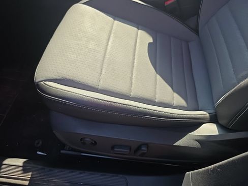 Used 2025 Volkswagen Jetta SE FWD image 13