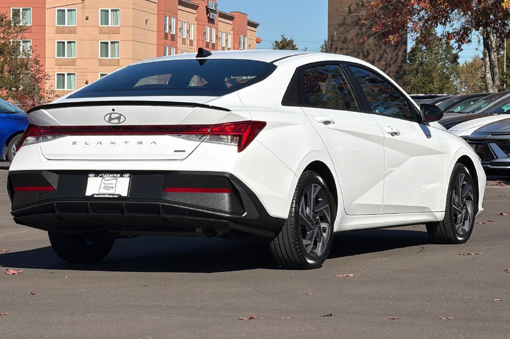 Certified 2025 Hyundai Elantra SEL w/ Cargo Package FWD image 5