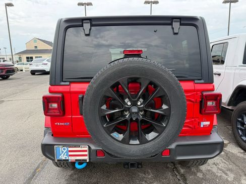 Used 2022 Jeep Wrangler Unlimited Sahara w/ Cold Weather Group AWD/4WD image 19