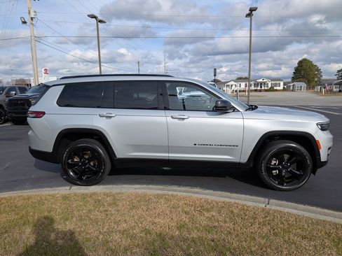 Used 2023 Jeep Grand Cherokee L Laredo image 4