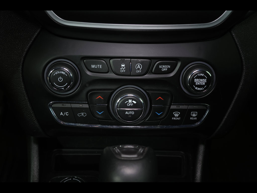 Used 2019 Jeep Cherokee Latitude Plus w/ Comfort/Convenience Group AWD/4WD image 21
