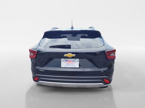 Used 2024 Chevrolet Trax LT w/ Sunroof Package image 4
