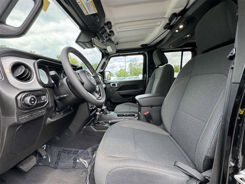 Used 2025 Jeep Gladiator Sport image 12