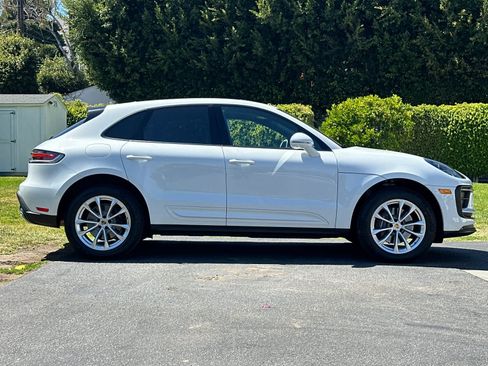 Certified 2025 Porsche Macan AWD/4WD image 9
