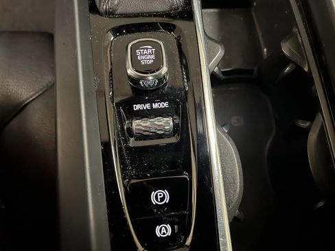 Used 2018 Volvo XC60 T6 Momentum w/ Convenience Package image 20