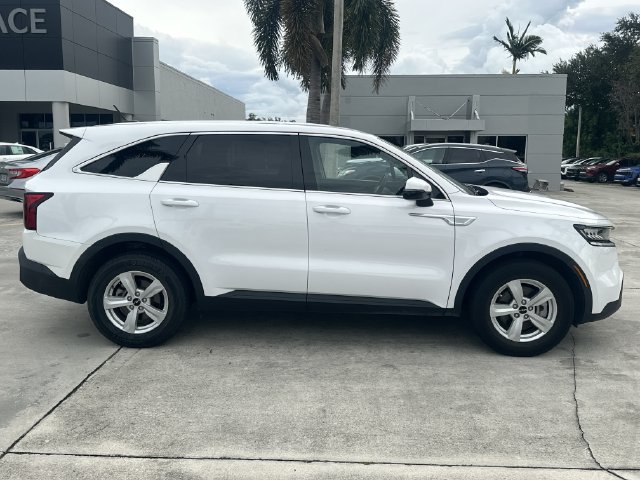 Certified 2023 Kia Sorento LX FWD image 5