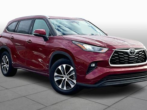 Used 2020 Toyota Highlander XLE image 2