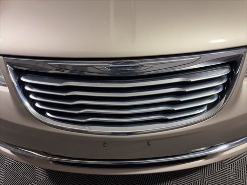 Used 2013 Chrysler Town & Country Touring image 12