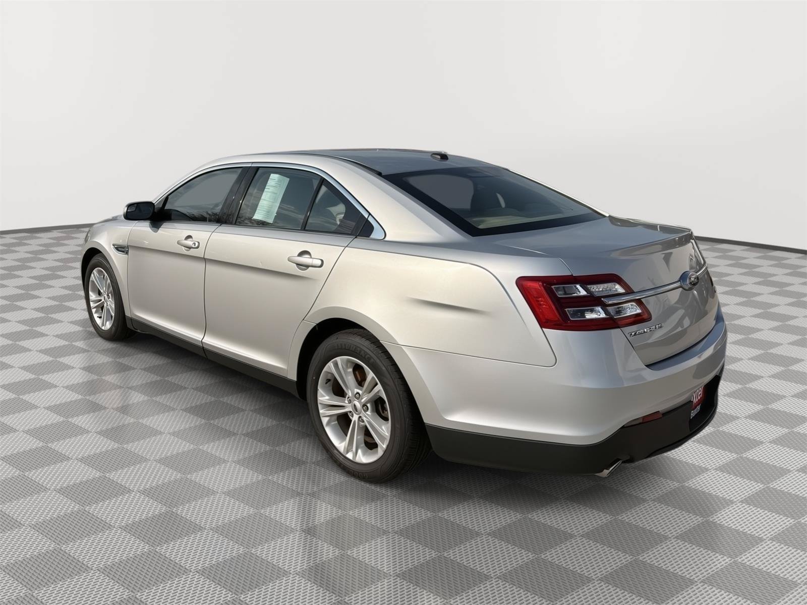 Used 2018 Ford Taurus SE FWD image 9