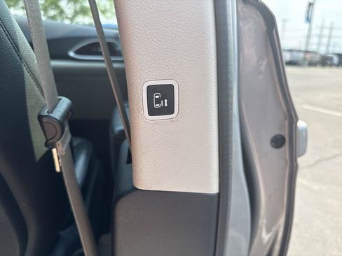 Used 2017 Chrysler Pacifica Touring-L FWD image 28