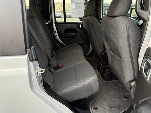 Used 2024 Jeep Gladiator Sport image 18