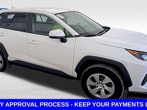 Used 2022 Toyota RAV4 LE image 2