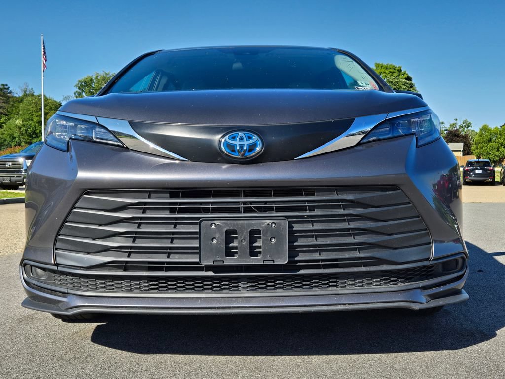 Used 2025 Toyota Sienna LE FWD image 9