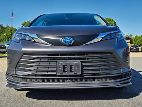Used 2025 Toyota Sienna LE FWD image 9