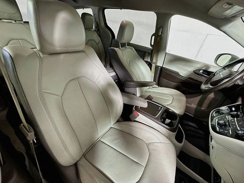 Used 2017 Chrysler Pacifica Touring-L Plus FWD image 27