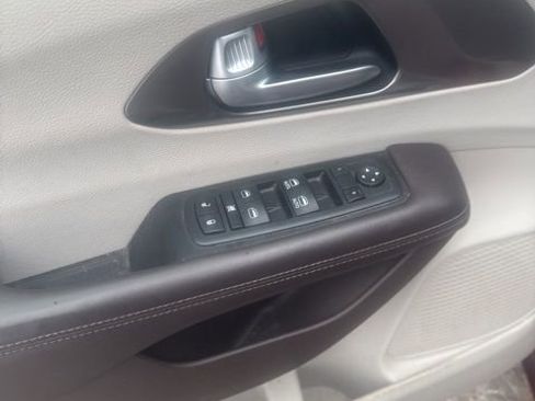 Used 2017 Chrysler Pacifica Touring image 17