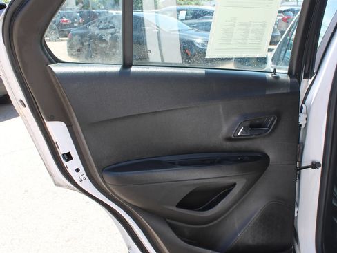 Used 2020 Chevrolet Trax LS FWD image 15