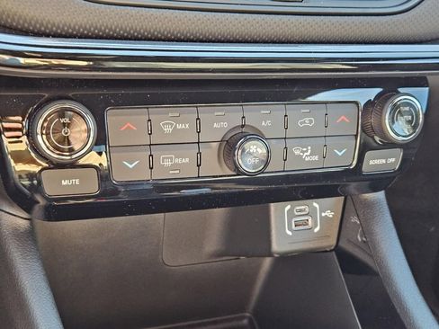 New 2026 Jeep Compass Latitude image 18