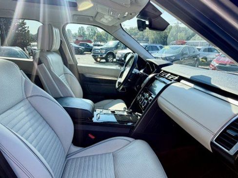 Used 2017 Land Rover Discovery First Edition AWD/4WD image 24
