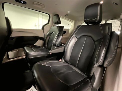 Used 2022 Chrysler Pacifica Touring-L FWD image 32