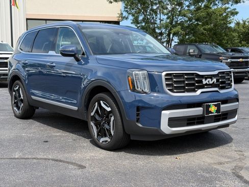 Used 2025 Kia Telluride S FWD image 2