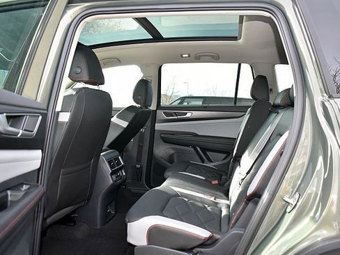 New 2026 Volkswagen Atlas Peak Edition image 8