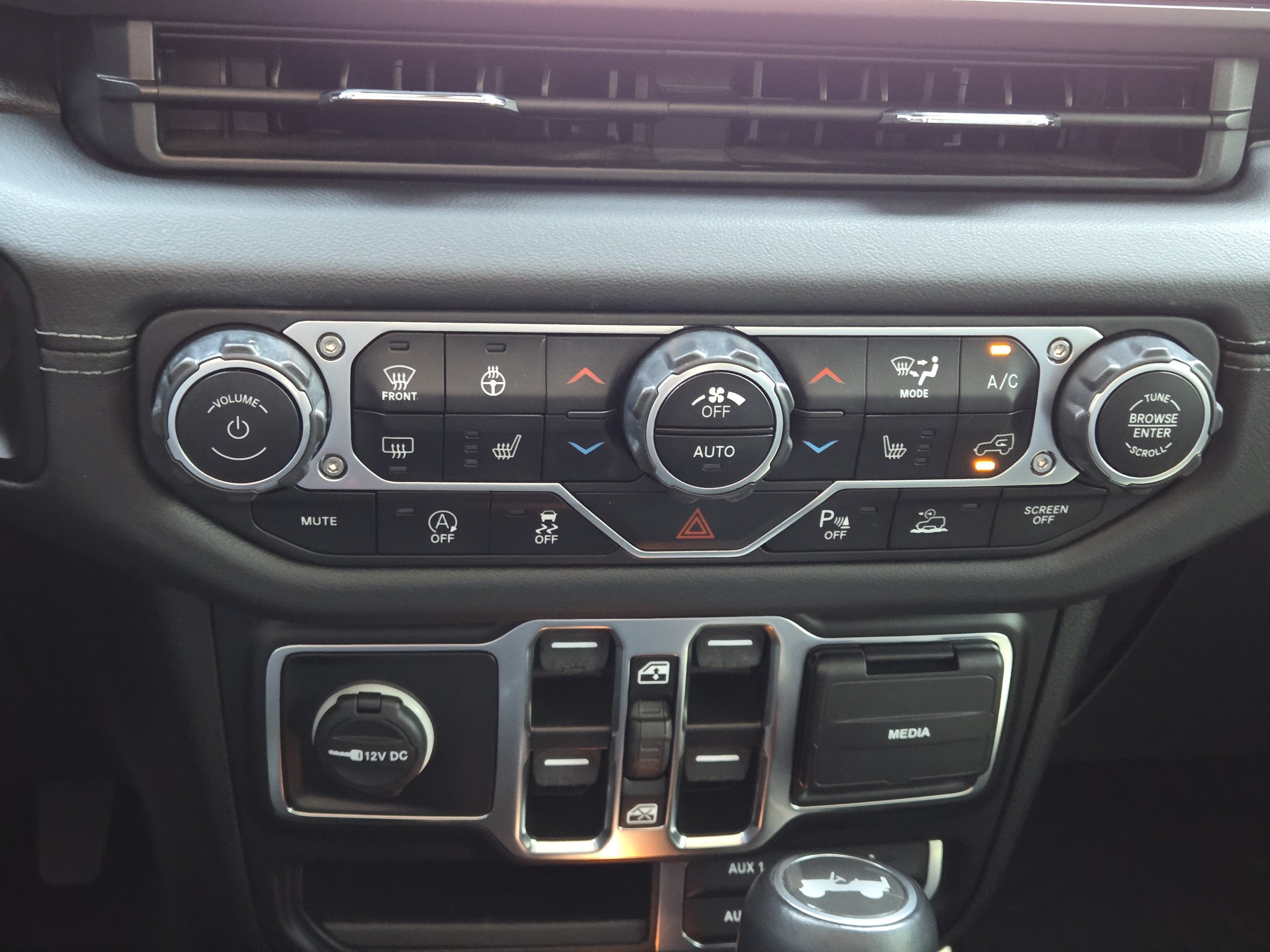 Used 2024 Jeep Wrangler Unlimited Sahara w/ Technology Group AWD/4WD image 38