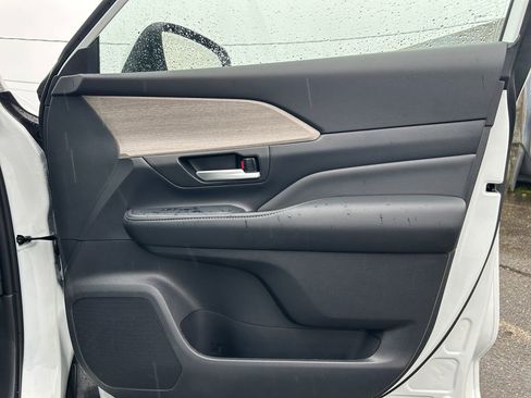 Used 2025 Toyota Grand Highlander AWD image 25